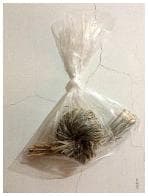 圖抗系的系│把一撮香茅草捲成一團