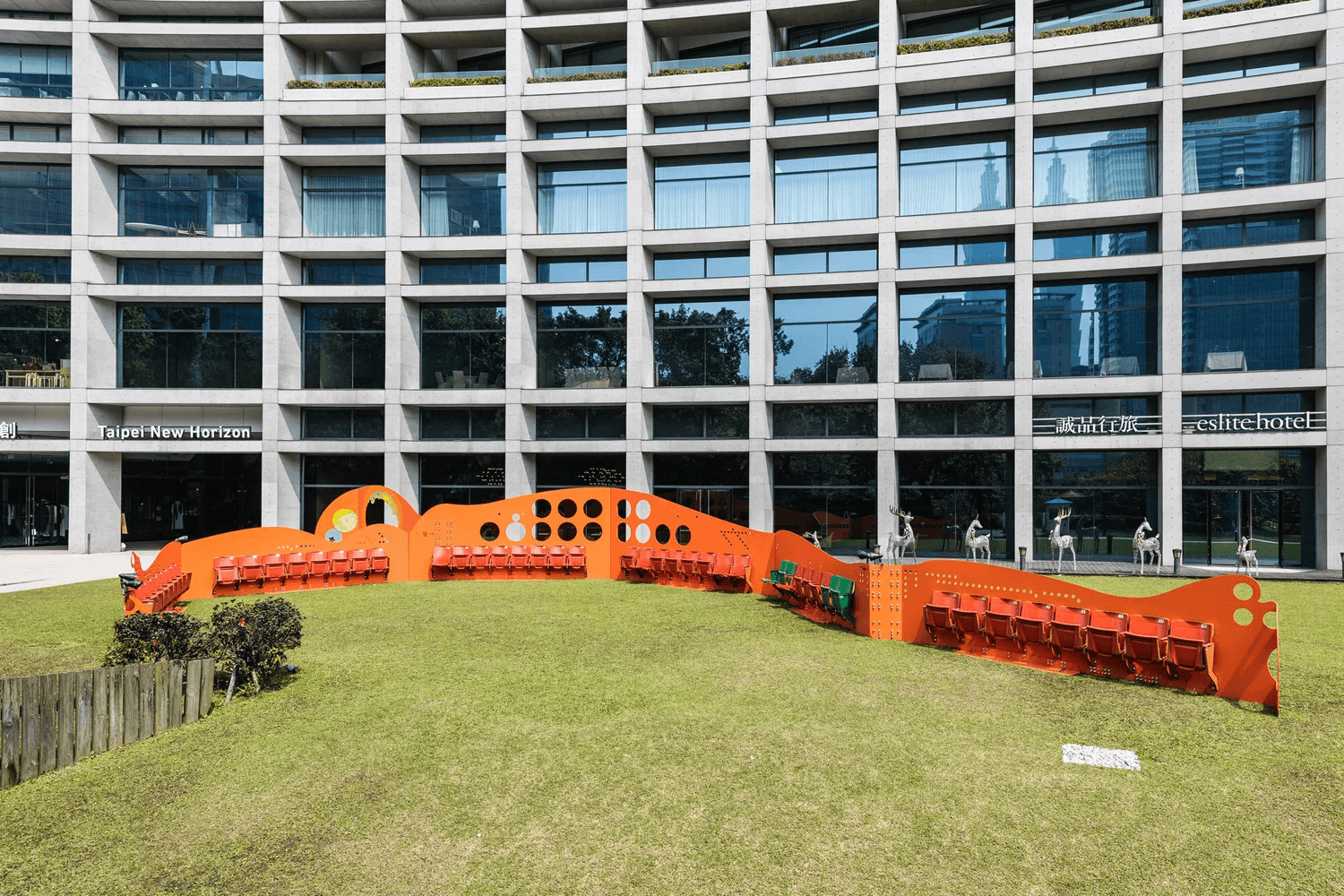 李承亮_巨人的很多椅子01