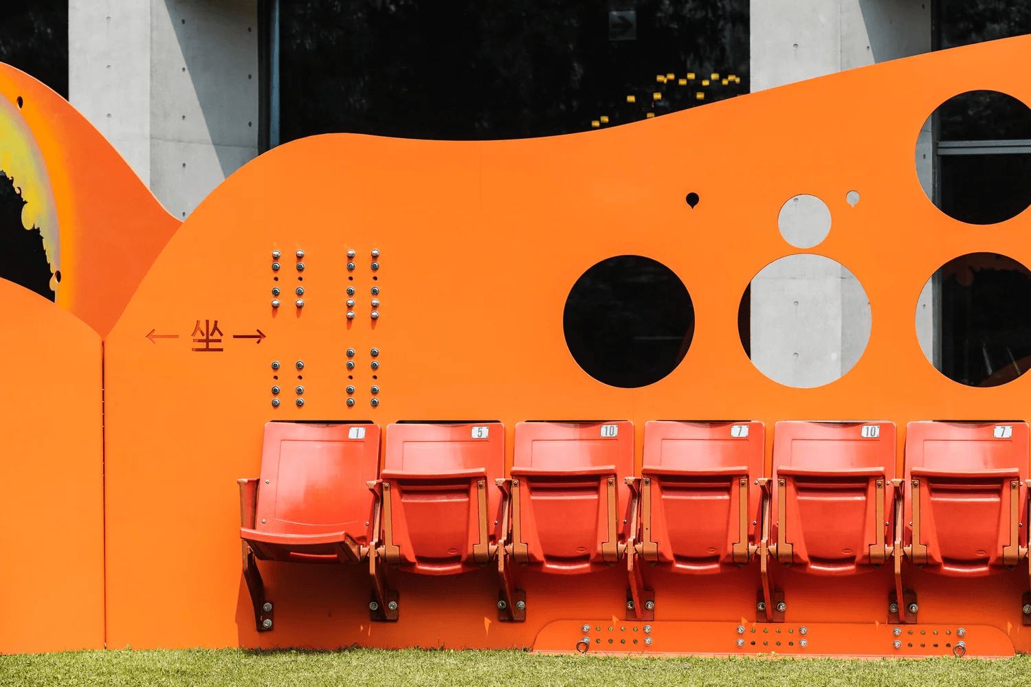 巨人的很多椅子