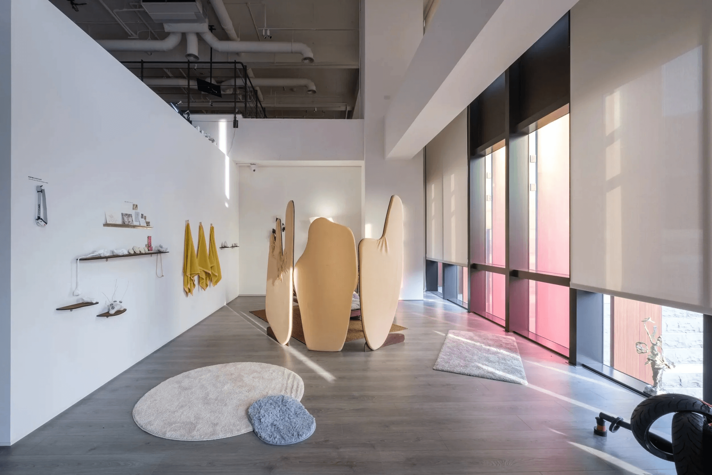 林怡君，燃燒的石頭，2021，複合媒材，尺寸依場地而定