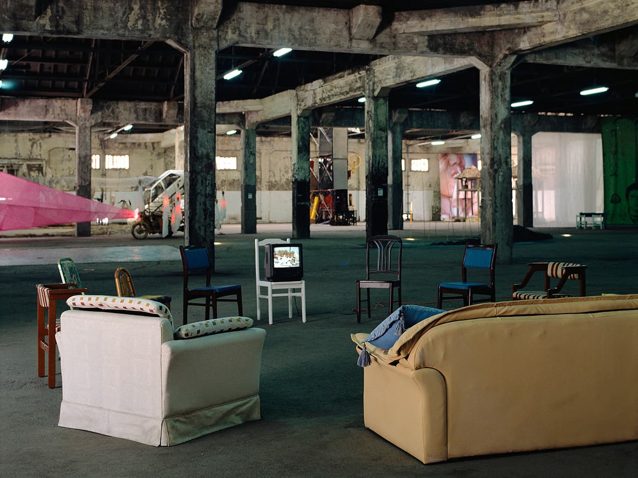 《再丟一次，台北椅子》裝置/錄像/行動