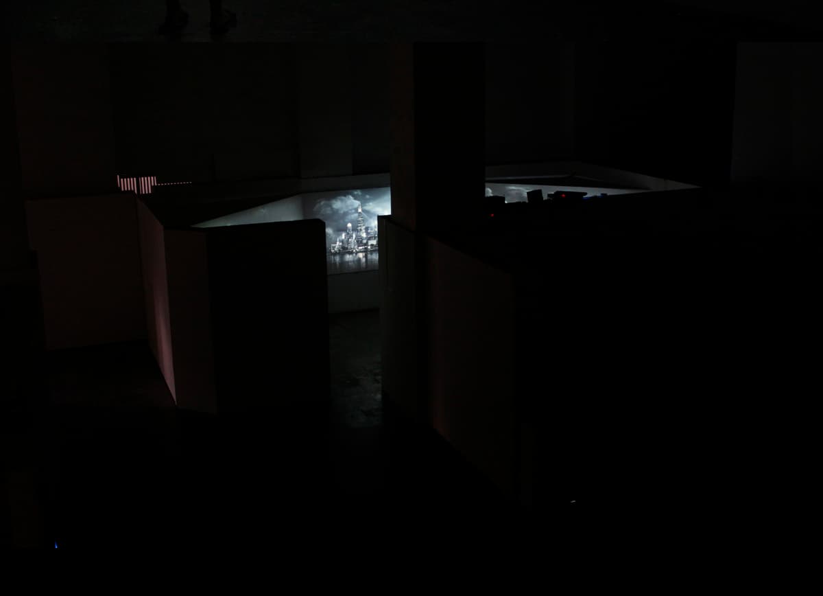 裝置圖檔-三頻道數位錄像展場裝置照04地下美術館展出