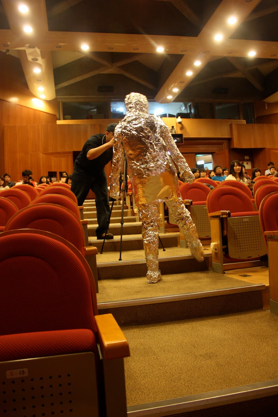 YCI-TWT-09宇中怡-事件中的事件：錫箔人-09