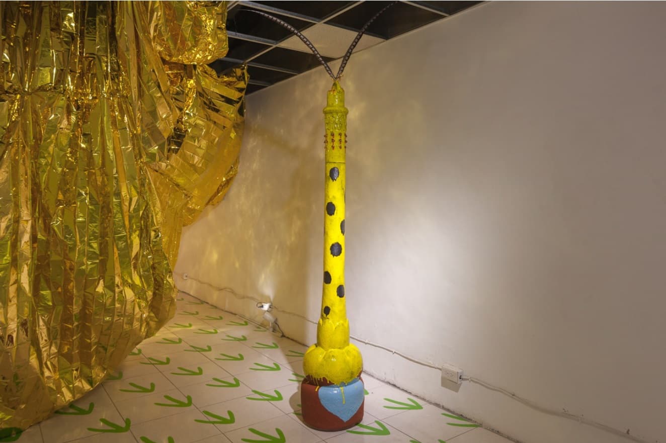 拿著圓圈與棍棒的村落男孩