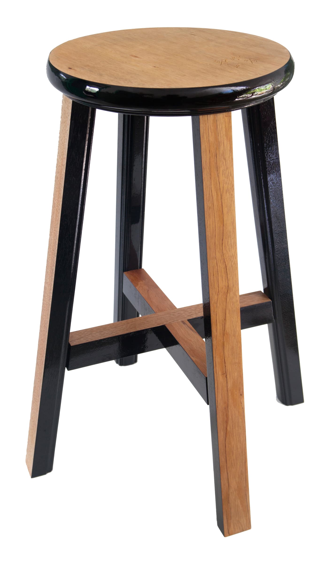 坐在圓凳子裡面_2400