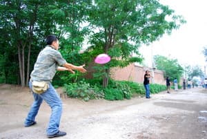 協力傳遞洗臉盆