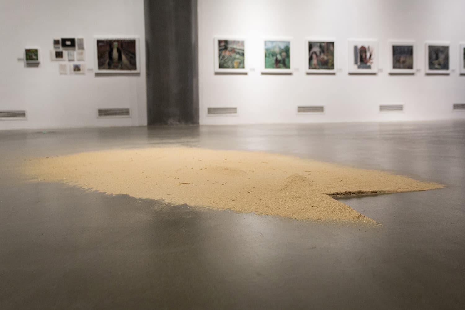 把碎屑堆在陰影裡