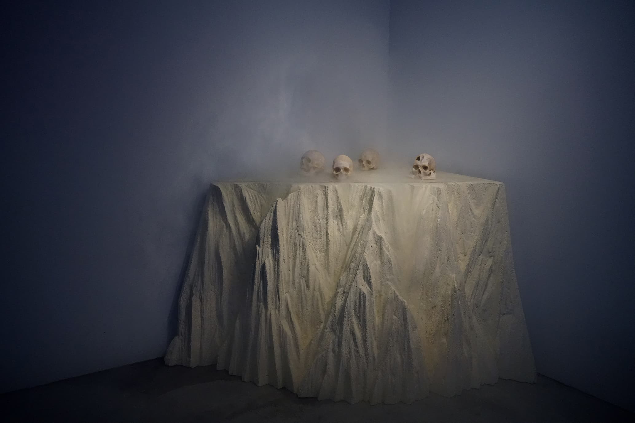 不在研究室的標本展出照片-堊地形台座與人頭骨