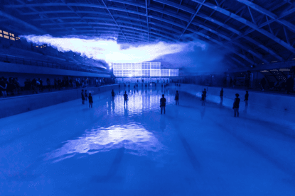 泳池上的一朵雲