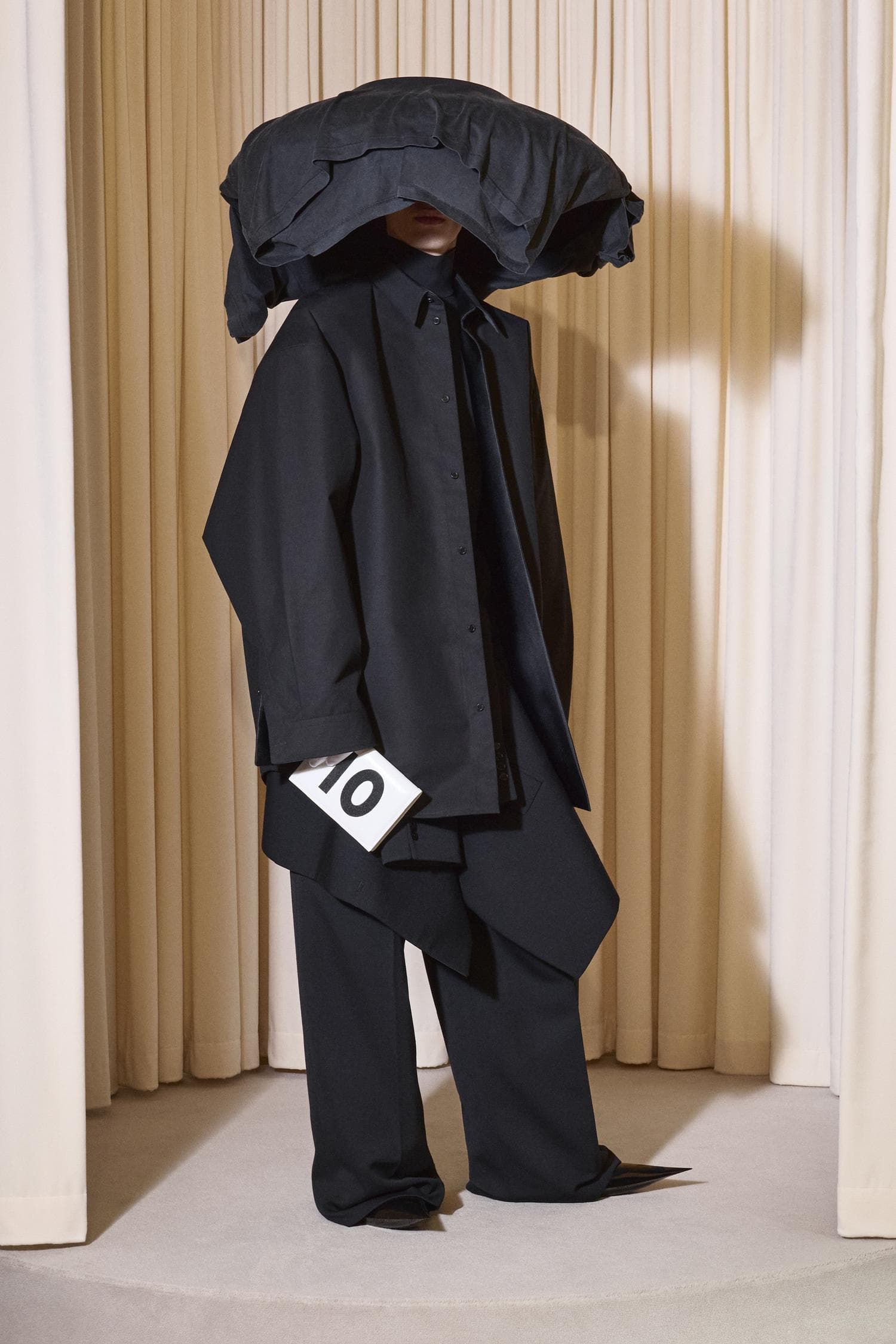 T-shirt hat for Balenciaga 53rd Couture Collection Look 10