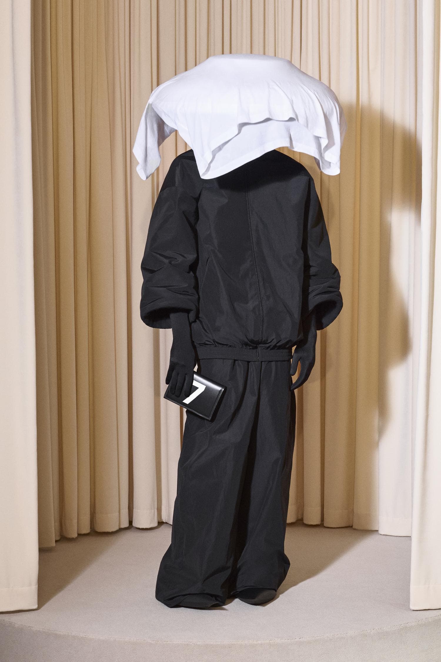 T-shirt hat for Balenciaga 53rd Couture Collection Look 7