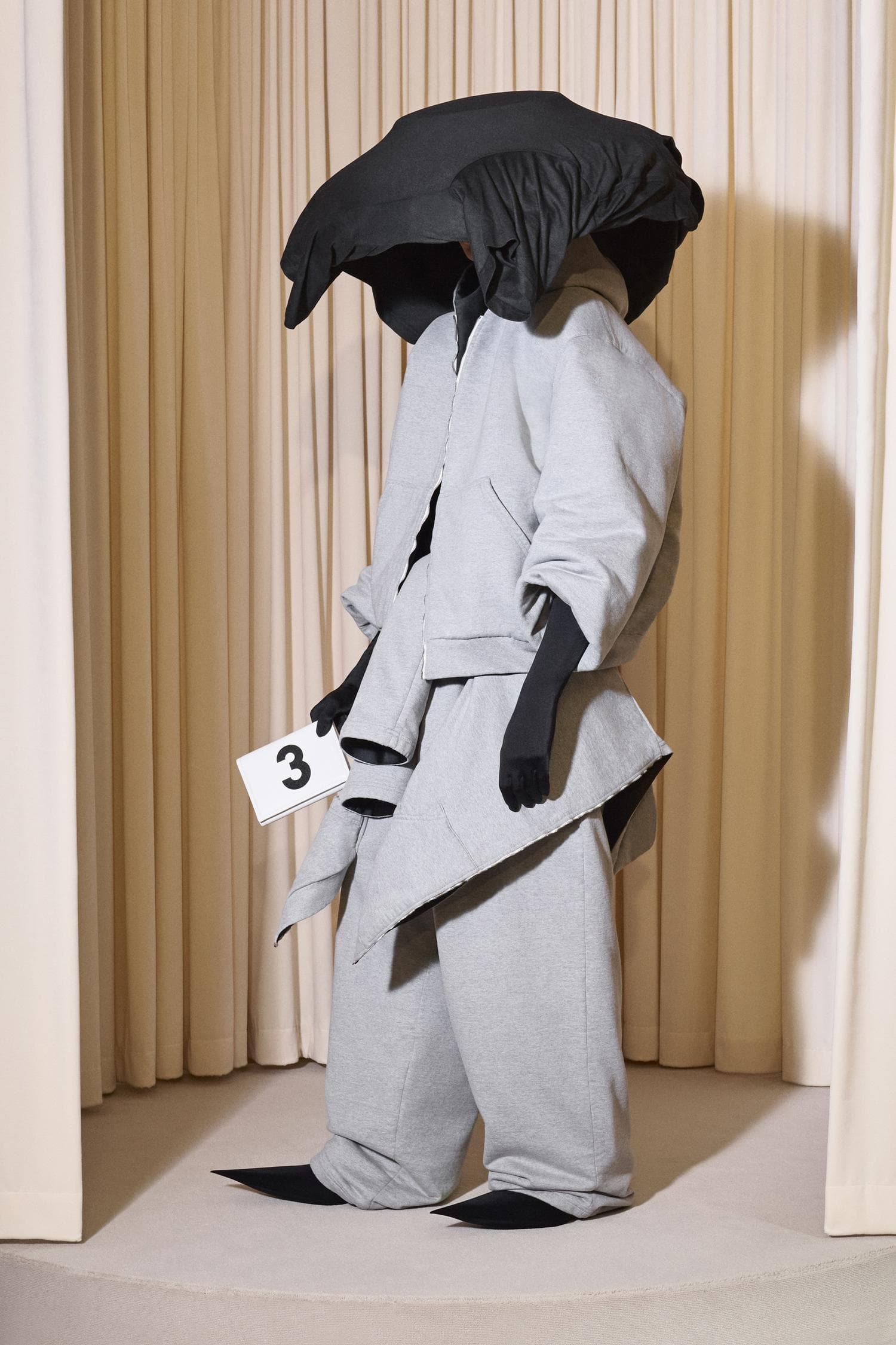 T-shirt hat for Balenciaga 53rd Couture Collection Look 3