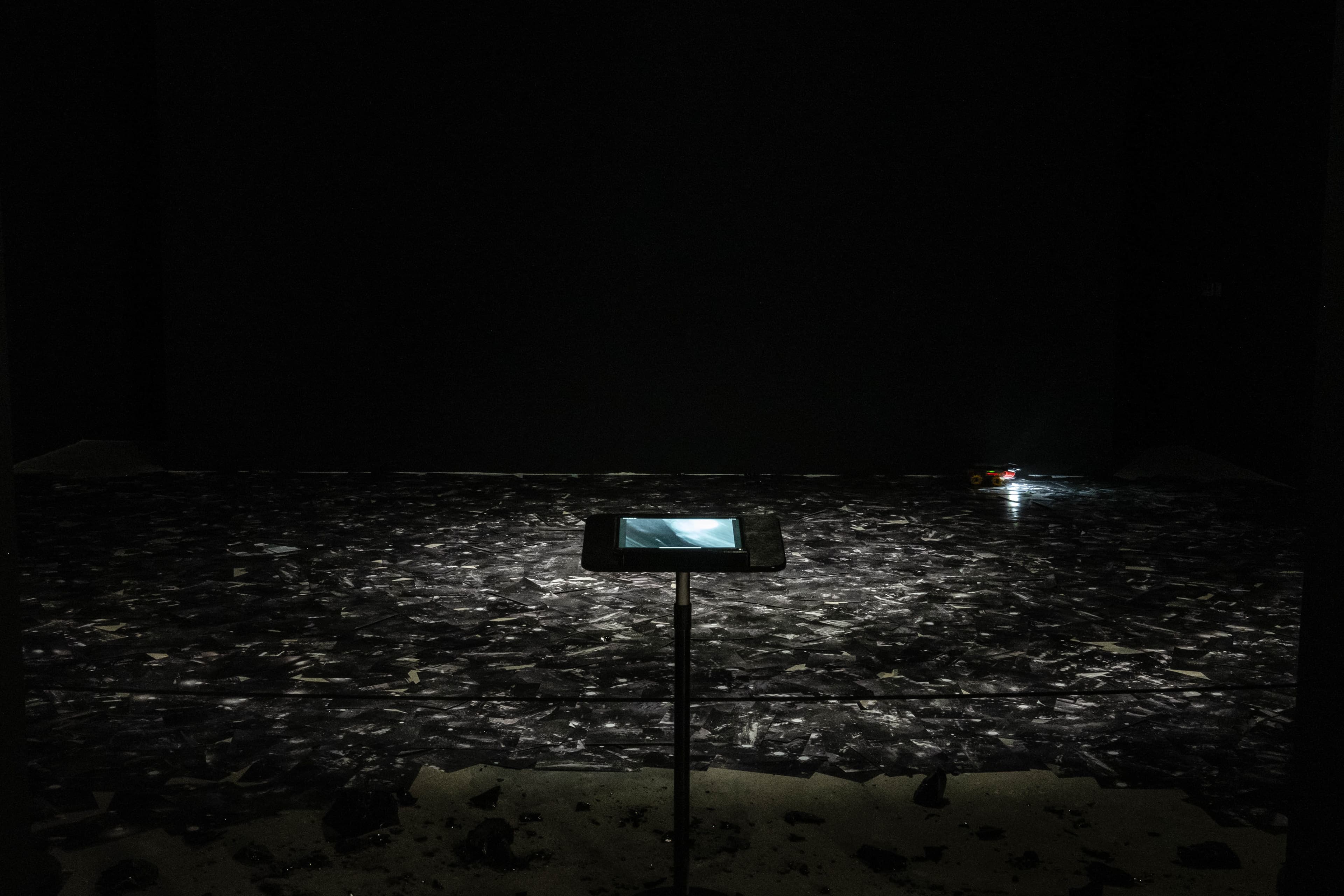 黑色結冰的湖面